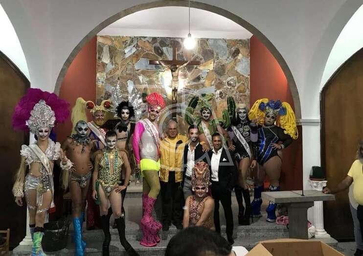 El párroco Fernando Baéz posa con los participantes en la gala Drag Queen (Foto TA)
