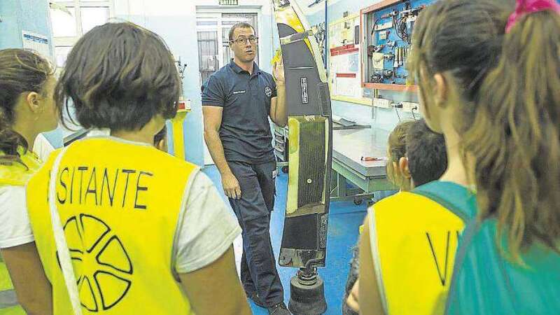 Los niños en el interior de un avión (Foto Borja Suárez/C7)
