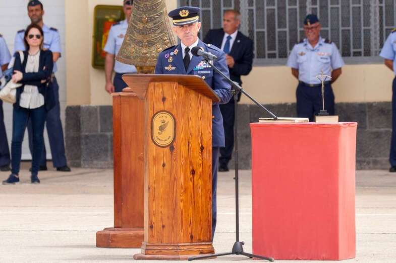 El coronel Fernando Torres San José, este jueves durante su discurso en Gando (Foto Antonio Rodríguez).