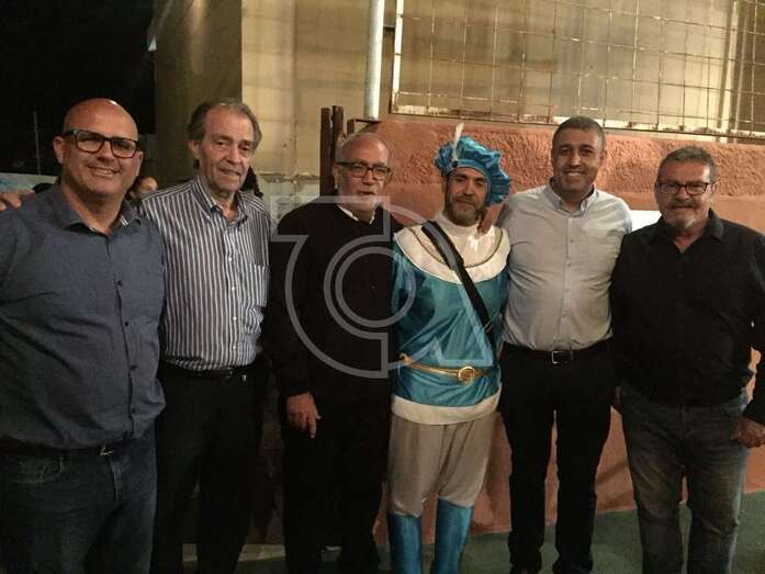 El pregonero con vecinos y concejales del Ayuntamiento de Telde (Foto TA)