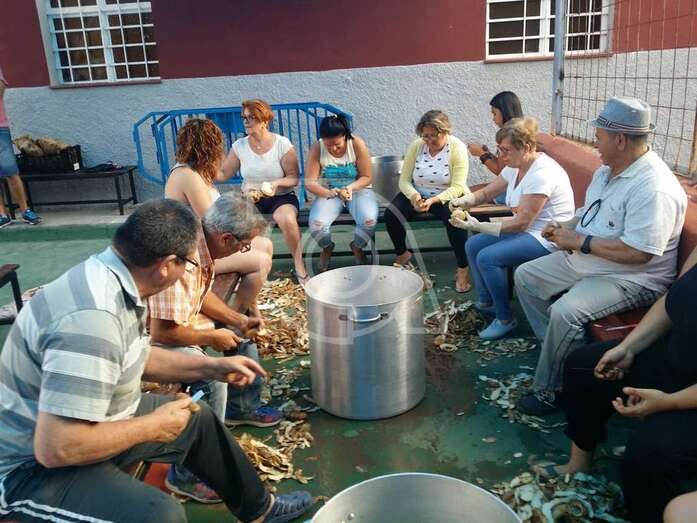 Vecinos preparando el sancocho, esta mañana en Hornos del Rey (Foto TA)