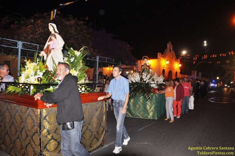 La procesión religiosa de anoche en el Valle de los Nueve Bajo (Foto TF)