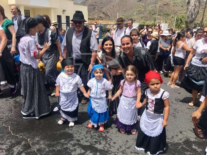 Grupo de menores divirtiéndose en la Traída Infantil de este domingo en Lomo Magullo (Foto TA)