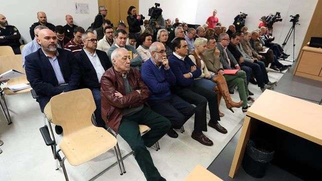 Acusados en la primera sesión del juicio del Caso Faycán en la Audiencia Provincial de Las Palmas (Foto Efe)