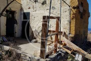  Tres perros llevan varios días encerrados sin agua en una vieja construcción de Caserones Altos (Telde)