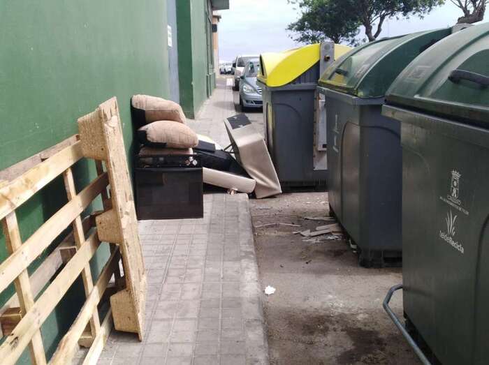 Enseres domésticos y palet de madera sobre la acera en la calle de Ajodar, en El Calero (Foto TA)