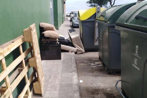 Enseres domésticos que estorban a los peatones en El Calero (Foto TA)