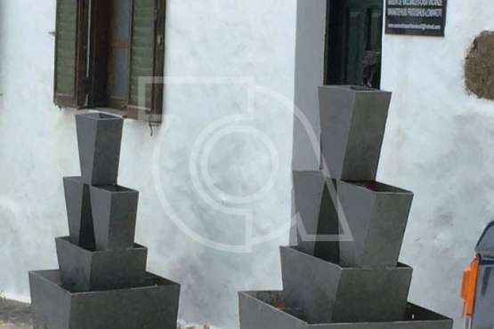  Maceteros callejeros que rompen la estética en el núcleo histórico de San Francisco (Foto TA)