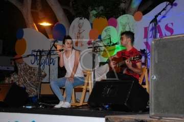 El dúo María y Samuel ofició de teloneros de Charcojondo (Foto TA)