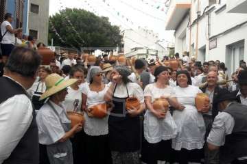 Baño de autoridades en las bodas de oro de la Traída del Agua (Foto TA)
