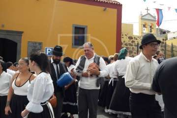 Baño de autoridades en las bodas de oro de la Traída del Agua (Foto TA)