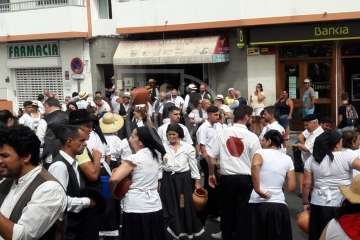 Baño de autoridades en las bodas de oro de la Traída del Agua (Foto TA)