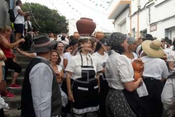 Baño de autoridades en las bodas de oro de la Traída del Agua (Foto TA)
