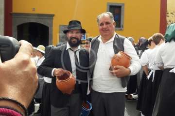 Baño de autoridades en las bodas de oro de la Traída del Agua (Foto TA)