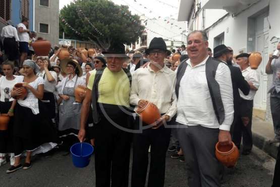 Baño de autoridades en las bodas de oro de la Traída del Agua (Foto TA)