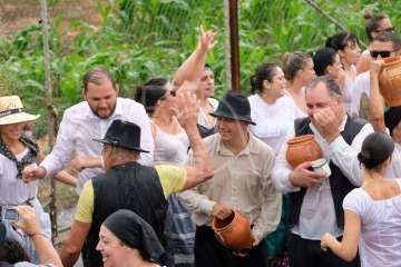Baño de autoridades en las bodas de oro de la Traída del Agua (Foto TA)