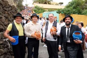 Baño de autoridades en las bodas de oro de la Traída del Agua (Foto TA)