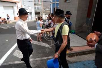 Baño de autoridades en las bodas de oro de la Traída del Agua (Foto TA)