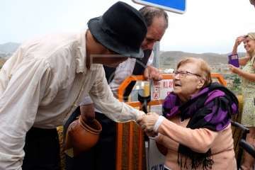 Baño de autoridades en las bodas de oro de la Traída del Agua (Foto TA)