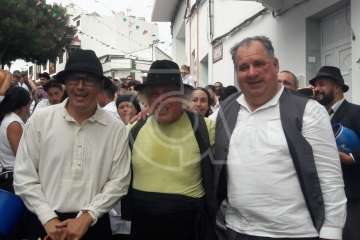 Baño de autoridades en las bodas de oro de la Traída del Agua (Foto TA)