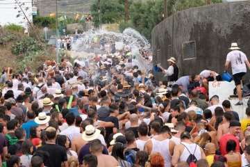 Baño de autoridades en las bodas de oro de la Traída del Agua (Foto TA)