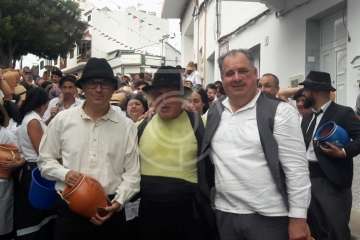 Baño de autoridades en las bodas de oro de la Traída del Agua (Foto TA)