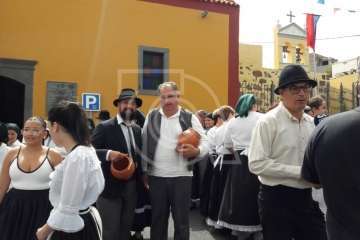 Baño de autoridades en las bodas de oro de la Traída del Agua (Foto TA)