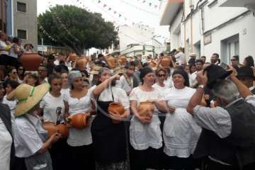 Baño de autoridades en las bodas de oro de la Traída del Agua (Foto TA)