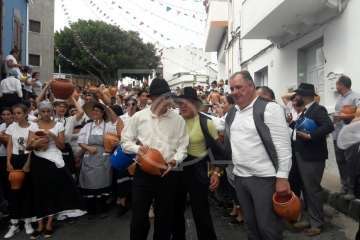 Baño de autoridades en las bodas de oro de la Traída del Agua (Foto TA)