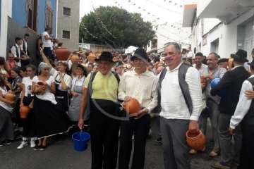 Baño de autoridades en las bodas de oro de la Traída del Agua (Foto TA)
