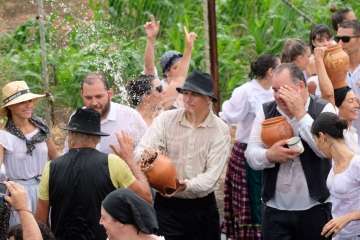 Baño de autoridades en las bodas de oro de la Traída del Agua (Foto TA)