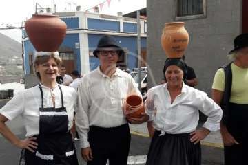 Baño de autoridades en las bodas de oro de la Traída del Agua (Foto TA)