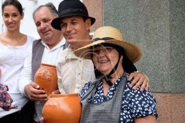 Baño de autoridades en las bodas de oro de la Traída del Agua (Foto TA)