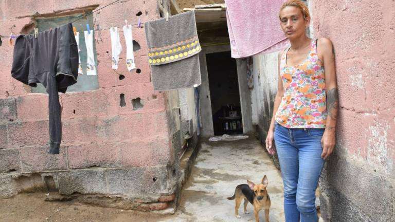 María Jesús de las Colinas posa ante la puerta de la casa cueva en la que vive, en el barrio de Caserones (Foto Esteban Campillo/C7)