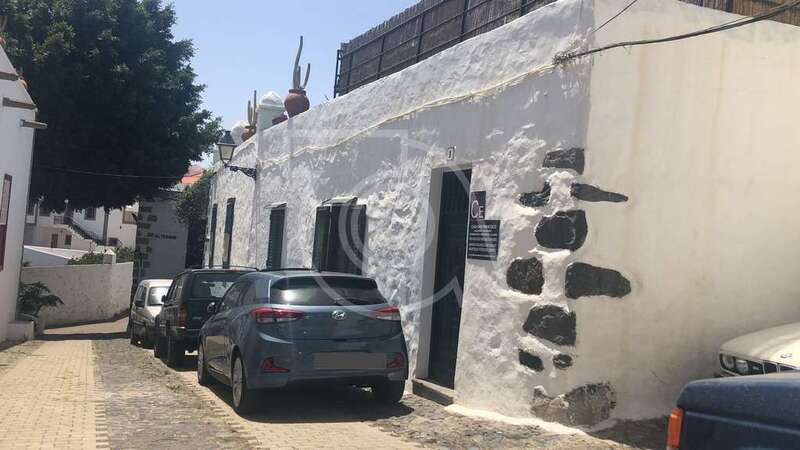 Imagen tomada a primera hora de esta tarde del lugar donde estaban colocados los dos maceteros (Foto TA)