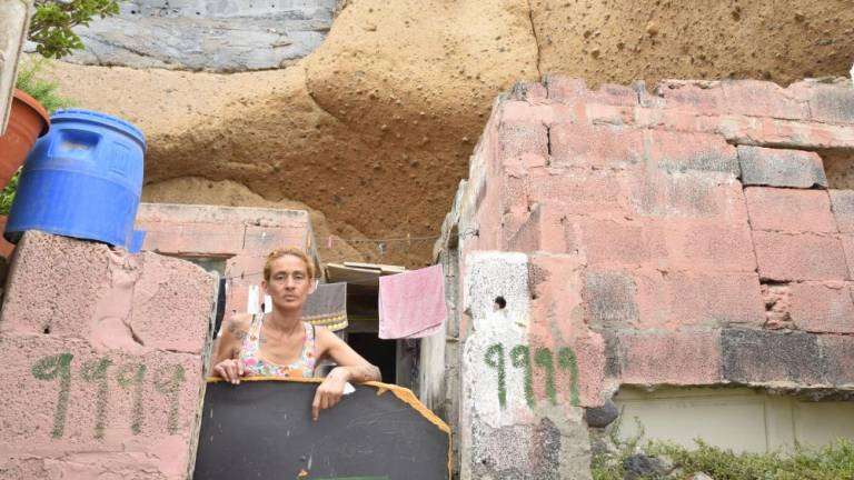 María Jesús Cáceres Pérez posa en la puerta de entrada a la casa cueva en la que vive, en el barrio de Caserones (Foto Esteban Campillo)