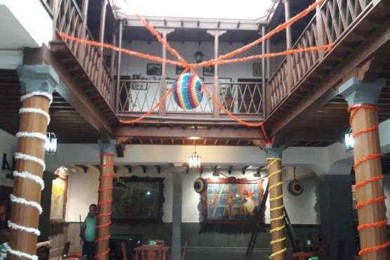 Cartel del encuentro de solistas e instalaciones engalanadas de El Casino para el acto (Foto TA)