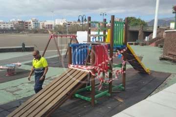 El feriante Jacinto Álamo, encadenado a una farola de Melenara (Foto TA)