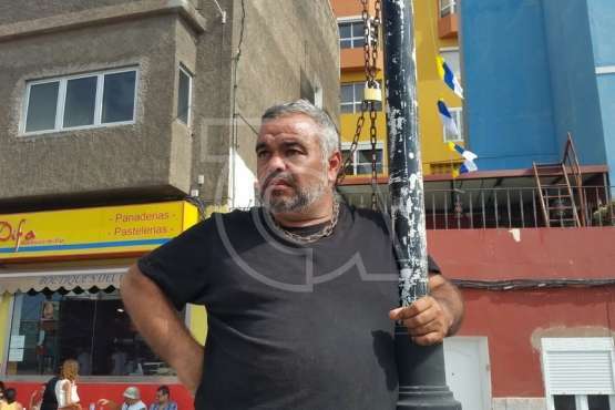 El feriante Jacinto Álamo, encadenado a una farola de Melenara (Foto TA)