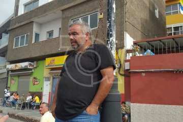 El feriante Jacinto Álamo, encadenado a una farola de Melenara (Foto TA)