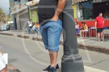 El feriante Jacinto Álamo, encadenado a una farola de Melenara (Foto TA)