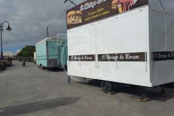 El feriante Jacinto Álamo, encadenado a una farola de Melenara (Foto TA)