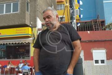 El feriante Jacinto Álamo, encadenado a una farola de Melenara (Foto TA)