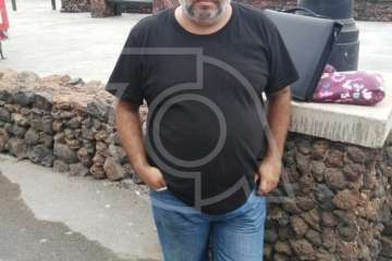 El feriante Jacinto Álamo, encadenado a una farola de Melenara (Foto TA)