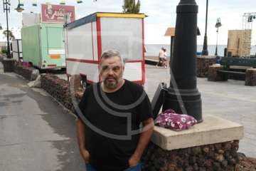 El feriante Jacinto Álamo, encadenado a una farola de Melenara (Foto TA)