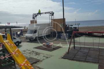 El feriante Jacinto Álamo, encadenado a una farola de Melenara (Foto TA)