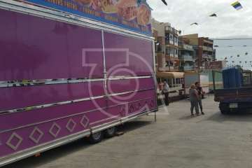 El feriante Jacinto Álamo, encadenado a una farola de Melenara (Foto TA)