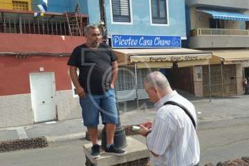 El feriante Jacinto Álamo, encadenado a una farola de Melenara (Foto TA)