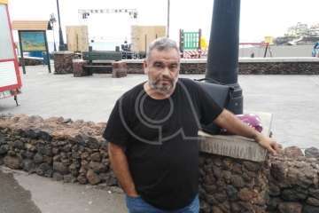 El feriante Jacinto Álamo, encadenado a una farola de Melenara (Foto TA)