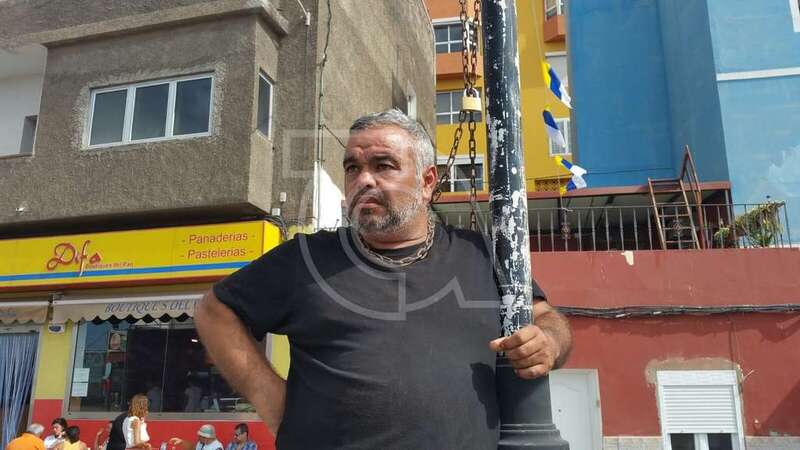 El feriante encadenado a una farola de Melenara (Foto TA)